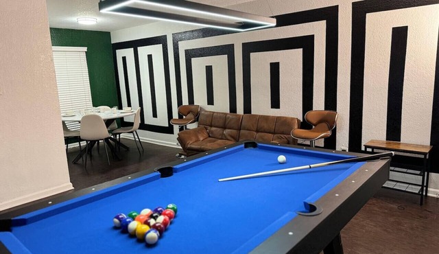 Pool Table Luxury 1Bed Apt in Downtown & Heights