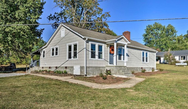 Porch, Fire Pit & Grill: Blue Ridge Mtn Cottage!