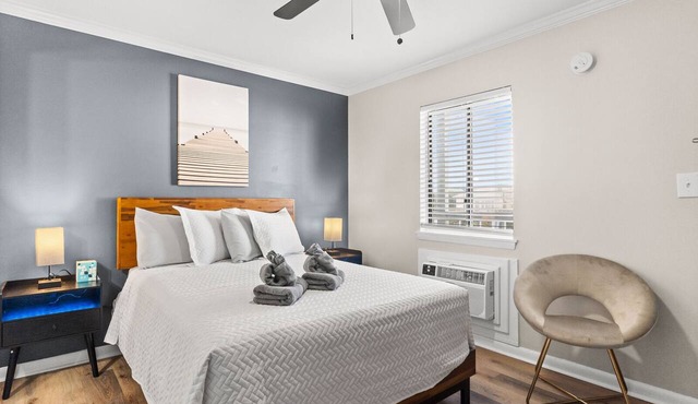 Premium Queen Room Hotel- 2 Pools, Near Beach/Boardwalk, Pets not Allowed
