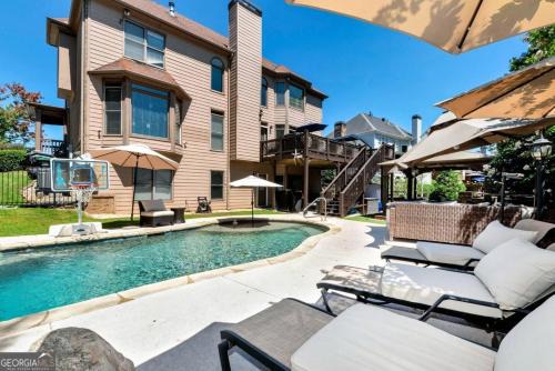 Private and Relaxing Getaway with Gym, Pool & Hot Tub