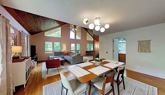 Private mountain hideaway with mountain views & large deck - close to Asheville
