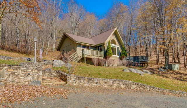 Private mountain home with amazing views, firepit & hot tub - near ski slopes