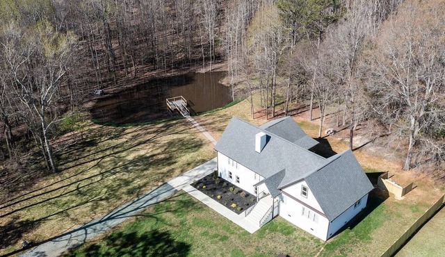 Private pond 4 bedrooms house