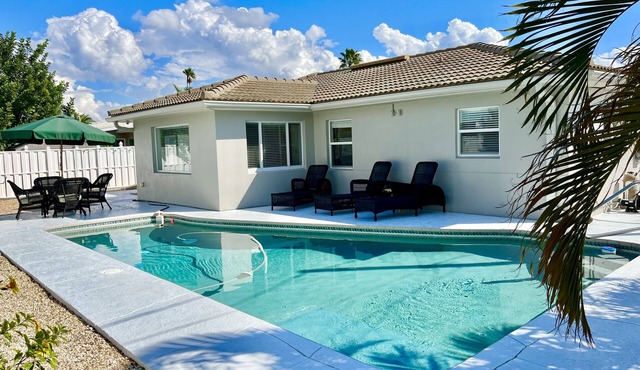 Private Pool, 5min walk to beach, Peaceful, beautiful neighborhood