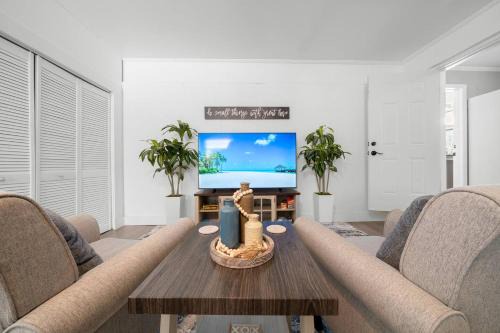 Private suite | pool access | close to all Ocala!