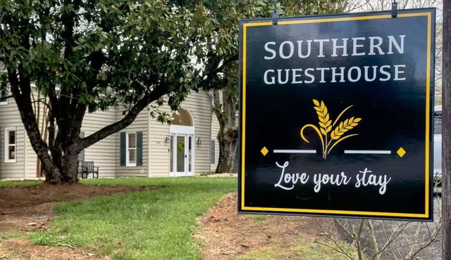 Private Suite w/Kitchen in Boutique Inn + Hot Tub