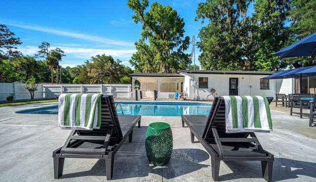 Private suite with pool access near WEC, Downtown, Restaurants, Publix & More!
