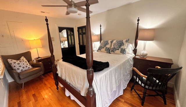 Pvt Room in 3 BR CHS LUX home on golf course with pool & hot tub