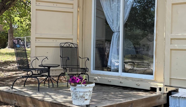 Quaint container home on private road 1bd/1bath that can sleep 4