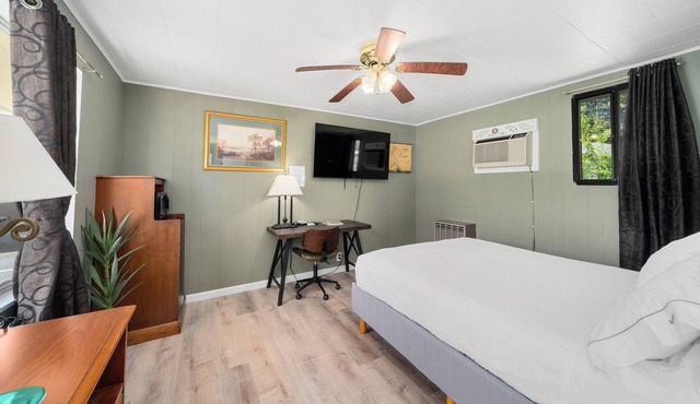 Queen Hotel Room l Close to Downtown