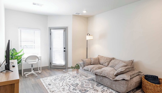 [R27] 1BD/1BA Condo. Brand New, Furnished & Work-Ready!
