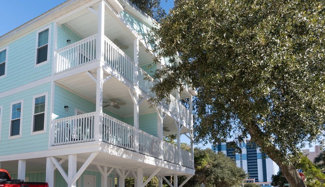 Raised Beach House in Myrtle Beach 1 Block from the Ocean!