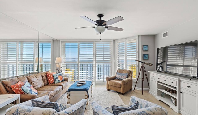 Recently updated oceanfront unit, wonderful views + Free Attraction Tickets!