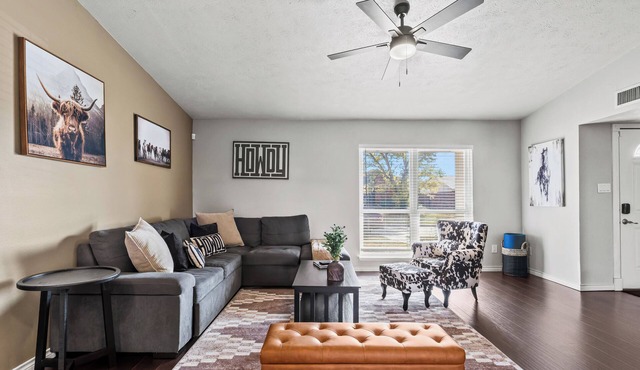 Red Door Hideaway/Hot Tub + Near Grandscape