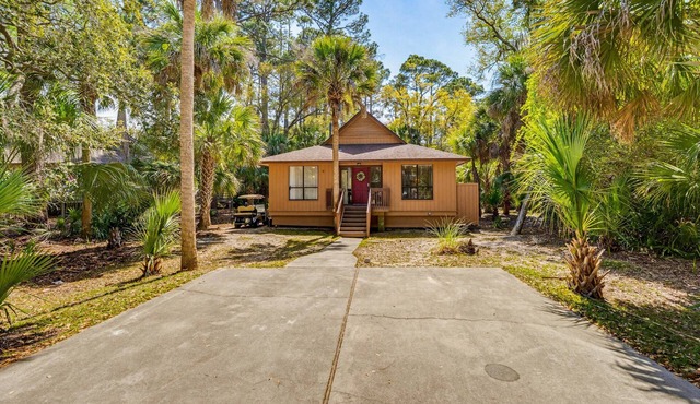 Relax at Sandpiper Cottage: Fripp Island Gem with Bikes, Golf Cart, Smart TVs, Deck, and Pet-Friend