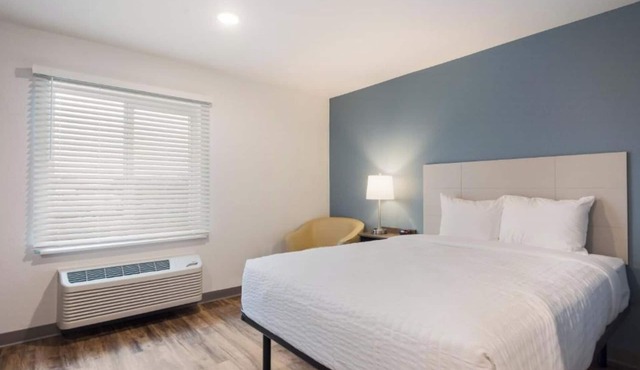 Relax & Recharge in 2 Queen Room, Full Kitchen & Free Parking Near Downtown