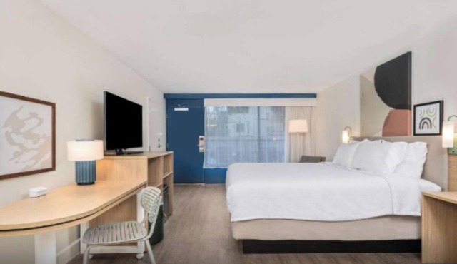 Relaxing Beach Retreat! King Stay w/Free Breakfast & Outdoor Pool Access!