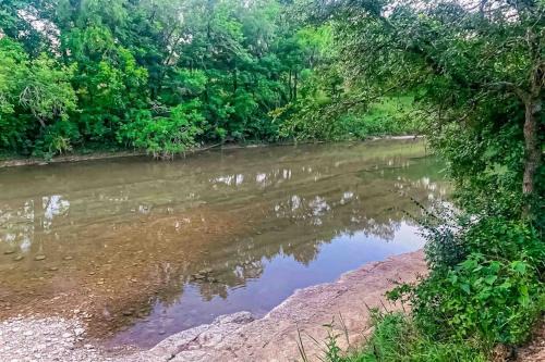 Relaxing Family-Friendly Home - Firepit, Playground & River Access