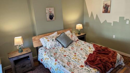 Relaxing Rustic Oasis II, Unit B - 6 minute walk to Downtown! Cyclists Welcome!