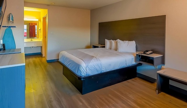 Relaxing Unit near H‑E‑B with Outdoor Pool Access and Free On‑Site Parking