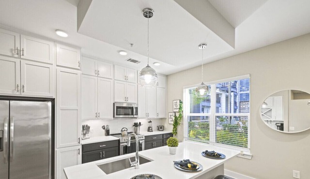 Reluxme | 2BR Uptown High Rise w/King Beds & Pool