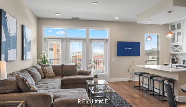 Reluxme | Lux 3BR Condo w/Skyline View + Stadiums