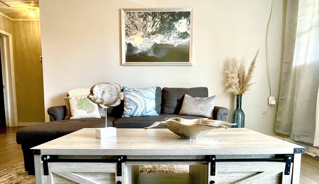 Renovated apt short walk to beach, Central AC, Fast Wi-Fi