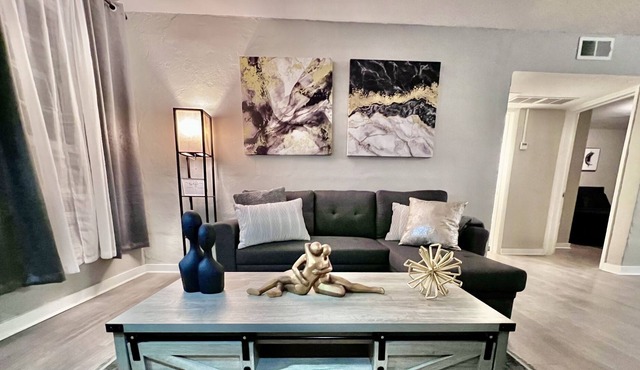 Renovated apt short walk to beach, Central AC, Fast WiFi