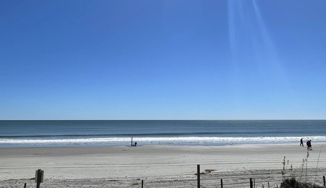Renovated apt short walk to beach, Central AC, Fast WiFi