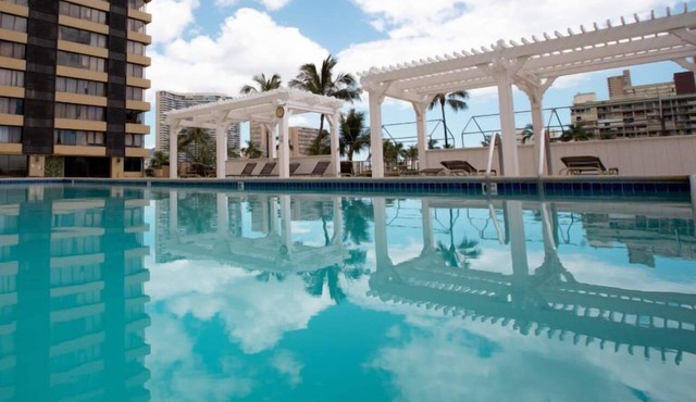 Renovated Beachy Studio at Hawaiian Monarch | Pool in Honolulu