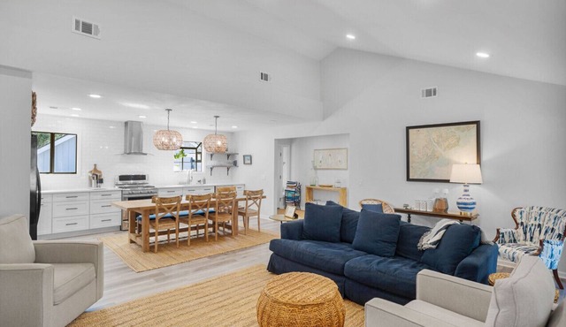 Renovated Center Island Home & Garage Apt 4bd/3ba