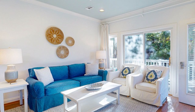 Renovated corner condo with tropical balcony, pool, AC & W/D - walk to beach