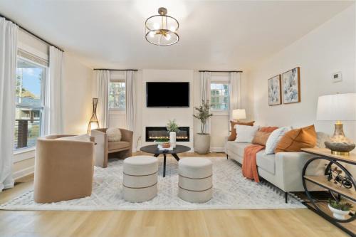 Renovated & Spacious 2BR Downtown Retreat 2 Minutes to FUSE District Pet Friendly Free Parking