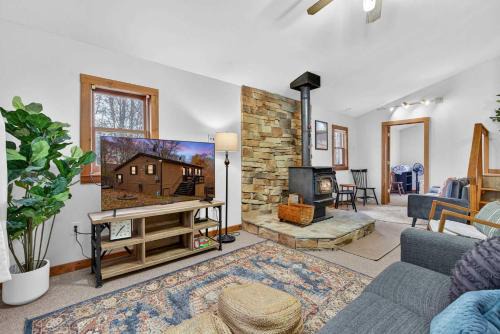 River Access Cabin with Hot Tub, Fire Pit, & WiFi!