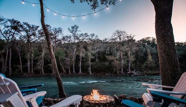 River Rapids in private backyard 2/1.5 house 65" TV w/ deck /Grill