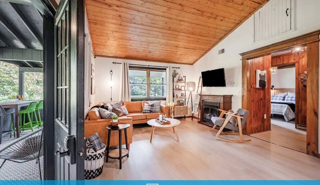 Riverfront Cabin wFirepit, Pool Table, Porch, WiFi