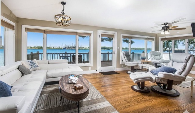 Riverfront Freighter view, 3 Bedroom with 2 Kings, Hot Tub, Air Hockey, Foosball