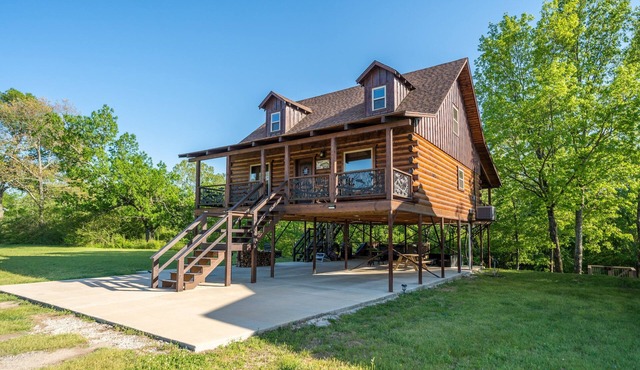 Riverfront Lodge with a Hot Tub