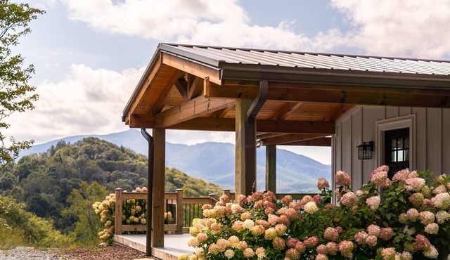 Roll With It - Blowing Rock home with stunning views!