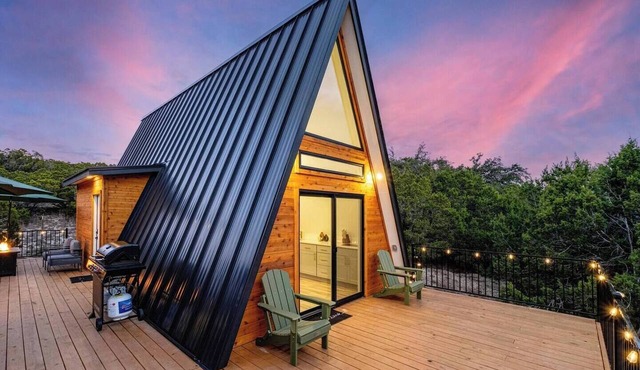 Romantic A-Frame Escape Hot Tub and King Bed