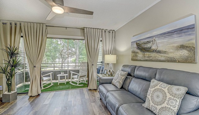 Romantic Getaway with WIFI, 2 fireplaces, 3 minute walk to beach!