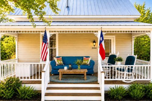 Romantic Historic - Cottage Farmhouse - Pond - Porch - Fenced - The Cottage at Chappell Hill
