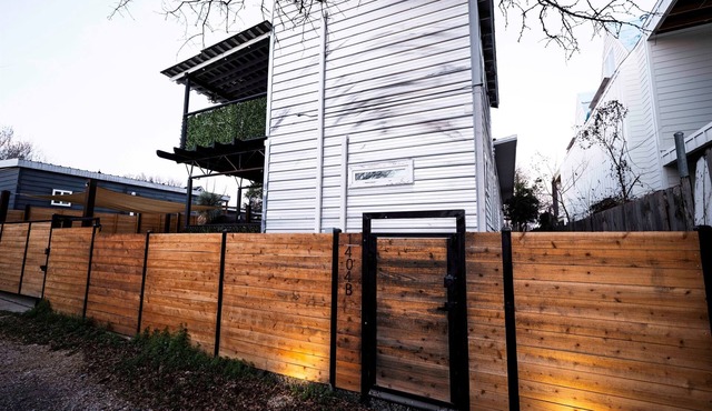 Rooftop Modern Movie House ❤️ East Austin Studio | Free Parking | Near Downtown