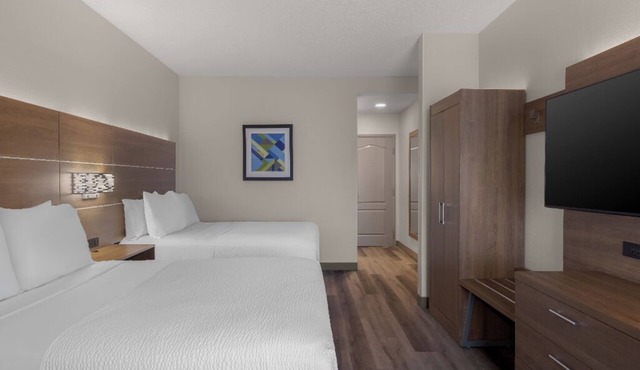 Room w/Free Breakfast & Parking | Pool & Hot Tub | Ripley's Aquarium-0.5 mi