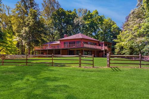Rustic lakehouse with views, kayaks, Wifi, Central AC & cozy firepit nights