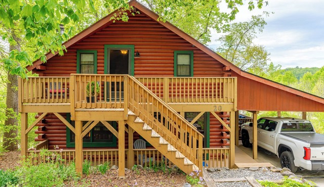 Rustic Log Cabin Close to Downtown!
