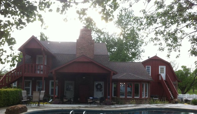 Rustic Redbird Lodge 'Country Living' at it's Best!