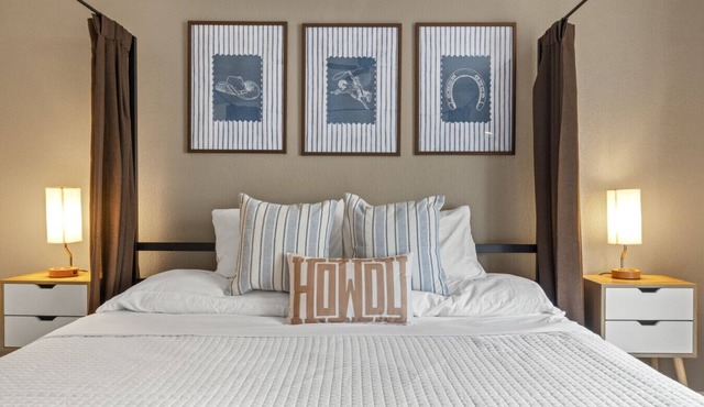 Rustic Western Comfort w/King Pull-Out Couch, King Canopy Bed & 100″ Projector — Near Fort Moore