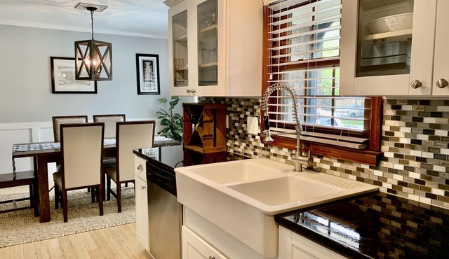 Sarah's Coastal Cottage-Near Shem Creek, Sullivan's Island, and Charleston!