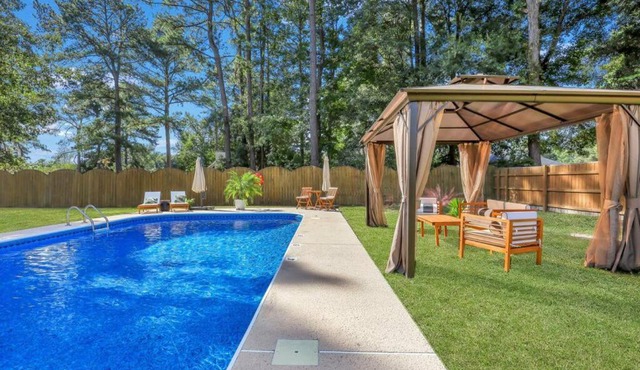 Savannah 5BR Pool, Jacuzzi, Firepit, Sports, Games
